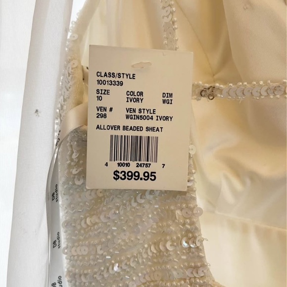 Chic Ivory V-Neck Bridal Gown - Picture 6 of 7